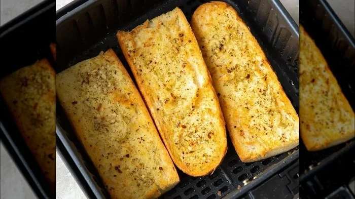 How to Reheat Garlic Bread in the Air Fryer
