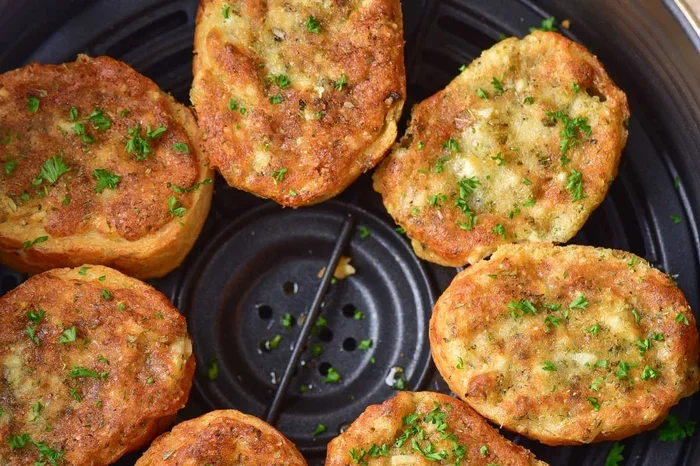 How to Reheat Garlic Bread in the Air Fryer