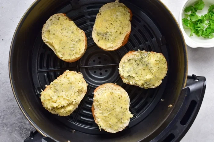 How To Heat Up Frozen Garlic Bread In Air Fryer