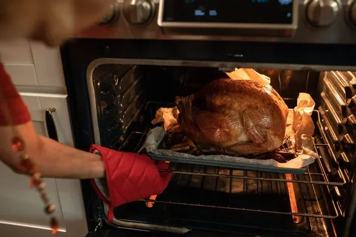 How to Cook a Turkey in the Oven for Thanksgiving Dinner