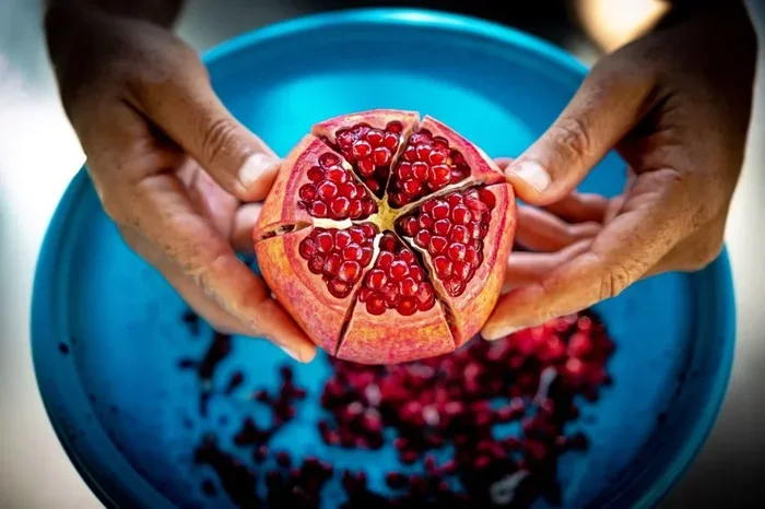 How to Open a Pomegranate Quickly and Easily at Home